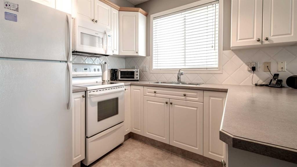 2206-7451 Springbank Boulevard Sw, Calgary, AB - Indoor Photo Showing Kitchen With Double Sink