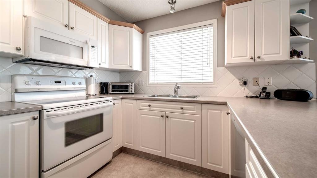 2206-7451 Springbank Boulevard Sw, Calgary, AB - Indoor Photo Showing Kitchen With Double Sink