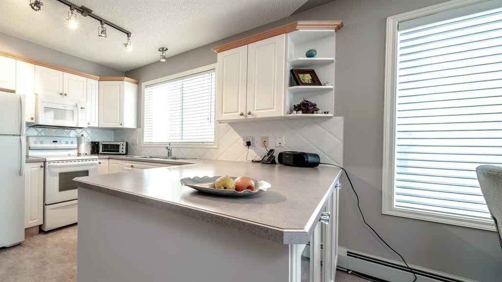 2206-7451 Springbank Boulevard Sw, Calgary, AB - Indoor Photo Showing Kitchen
