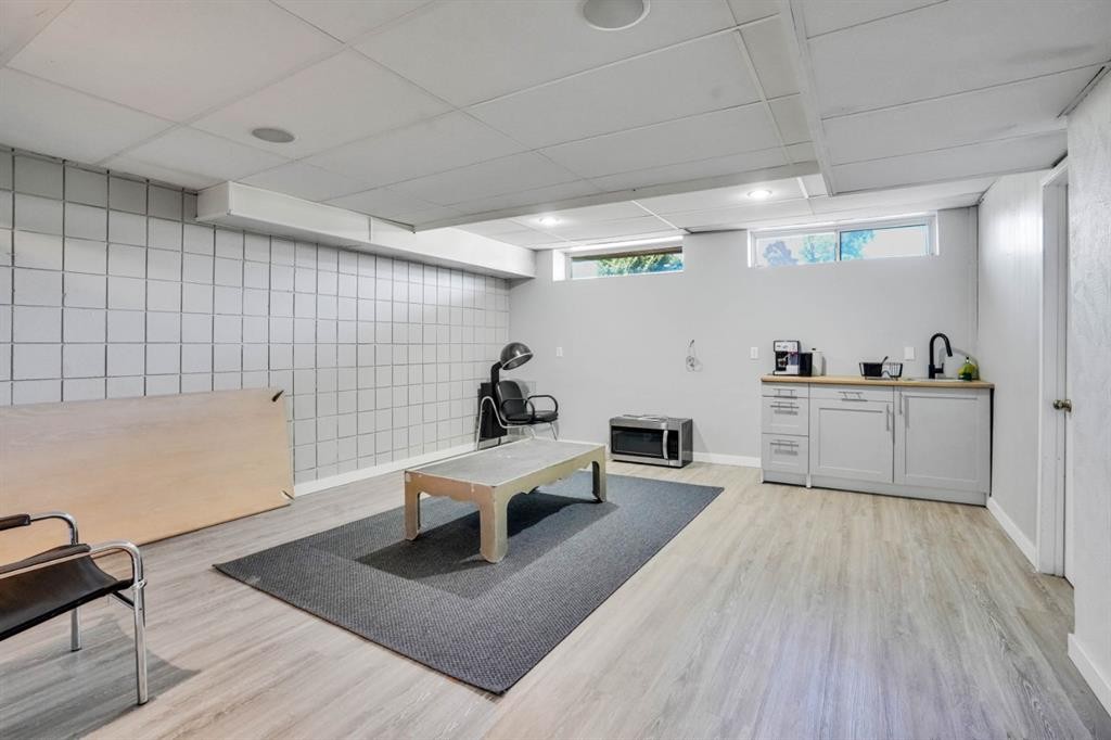 116 Selkirk Drive Sw, Calgary, AB - Indoor Photo Showing Basement