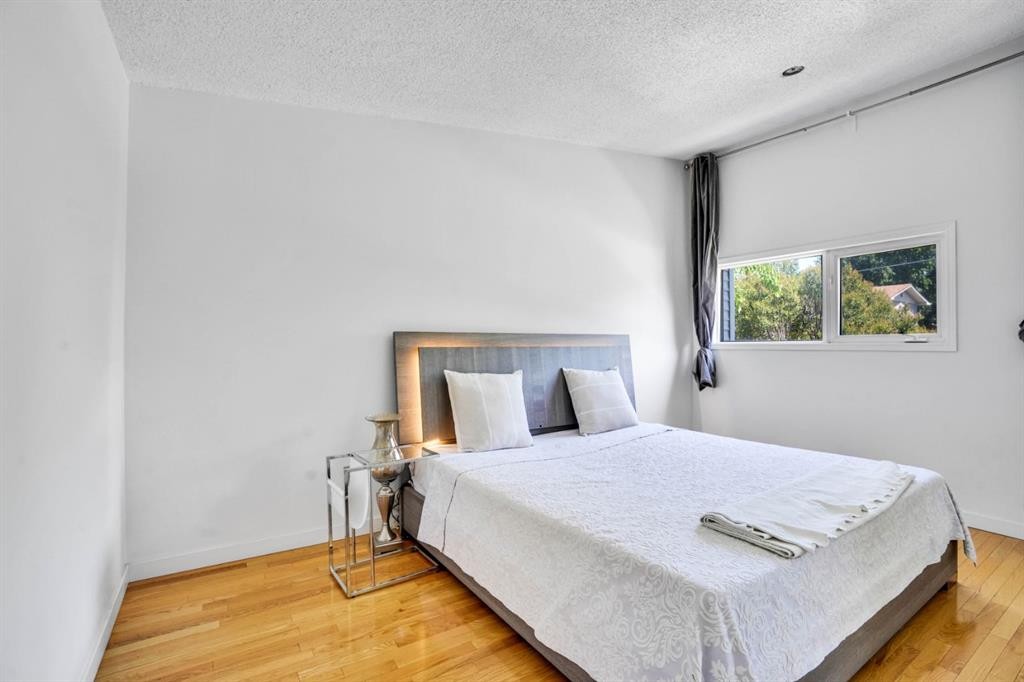 116 Selkirk Drive Sw, Calgary, AB - Indoor Photo Showing Bedroom