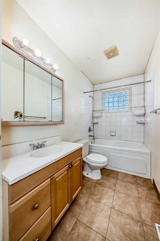 808 Avonlea Place Se, Calgary, AB - Indoor Photo Showing Bathroom