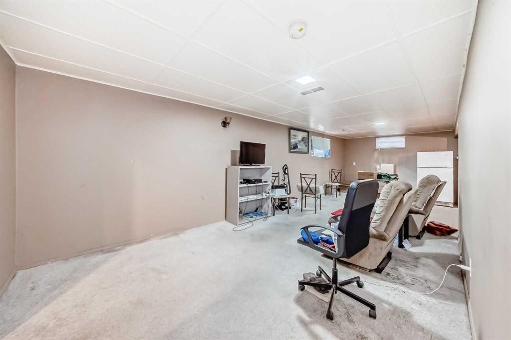808 Avonlea Place Se, Calgary, AB - Indoor