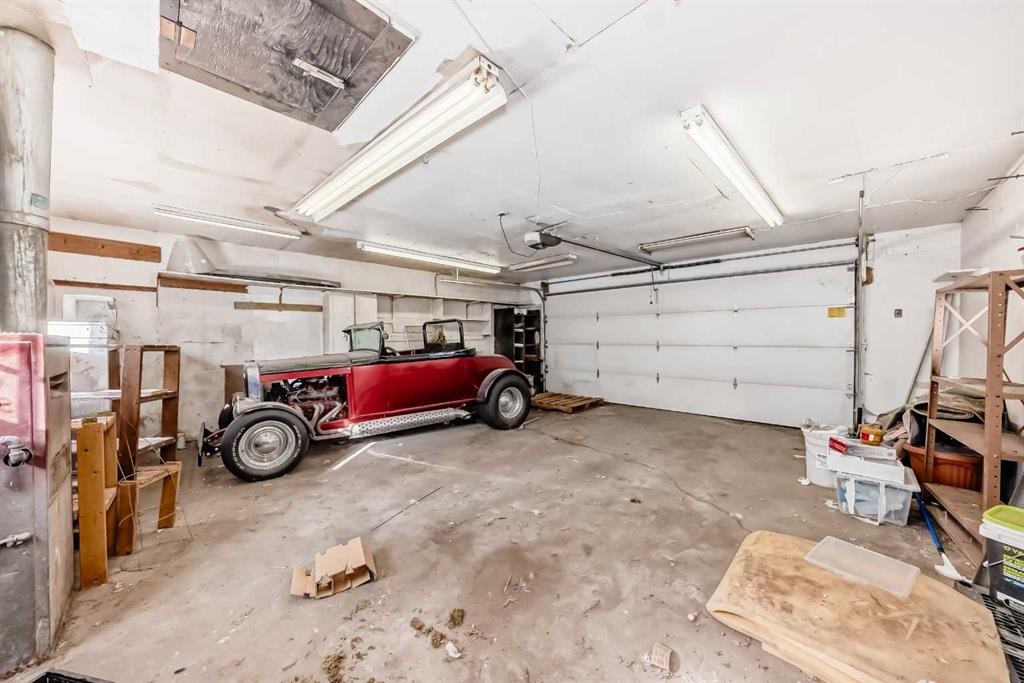 808 Avonlea Place Se, Calgary, AB - Indoor Photo Showing Garage