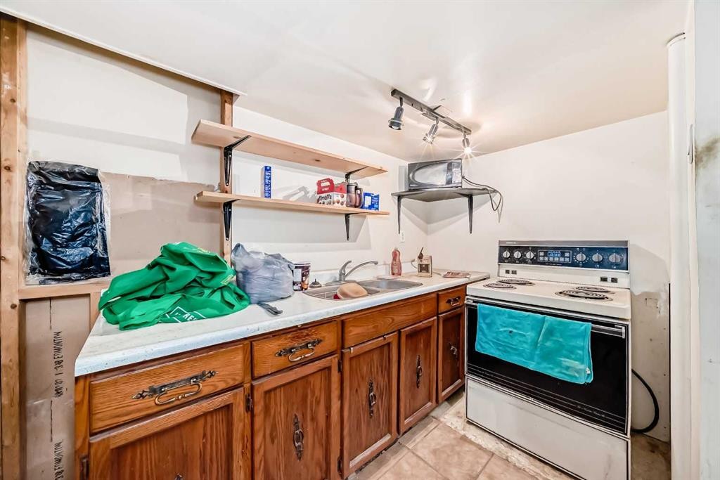 808 Avonlea Place Se, Calgary, AB - Indoor Photo Showing Kitchen With Double Sink