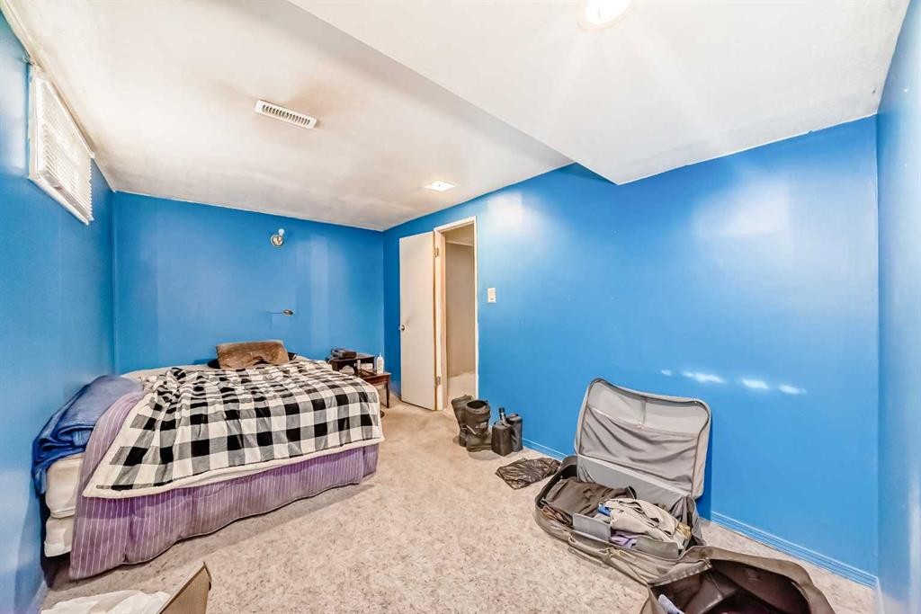 808 Avonlea Place Se, Calgary, AB - Indoor Photo Showing Bedroom