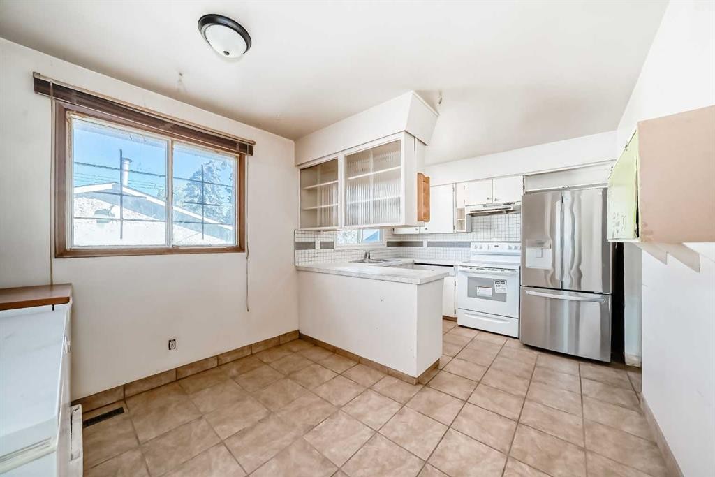 808 Avonlea Place Se, Calgary, AB - Indoor Photo Showing Kitchen