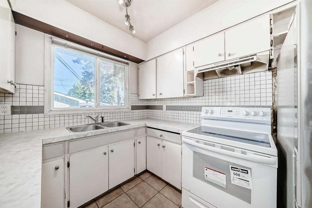 808 Avonlea Place Se, Calgary, AB - Indoor Photo Showing Kitchen With Double Sink