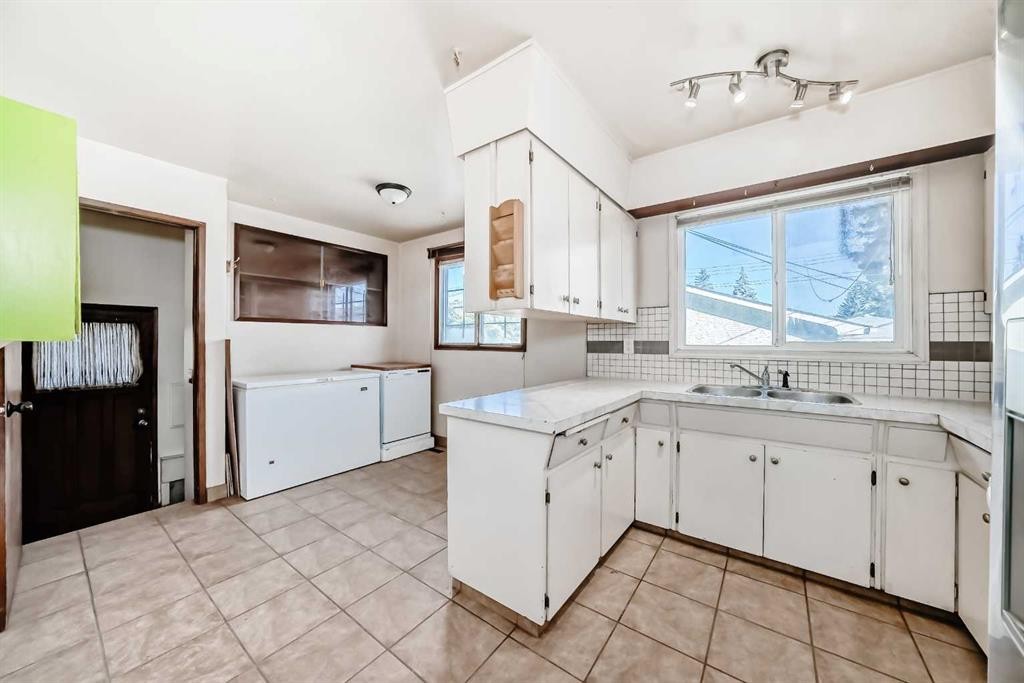 808 Avonlea Place Se, Calgary, AB - Indoor Photo Showing Kitchen With Double Sink