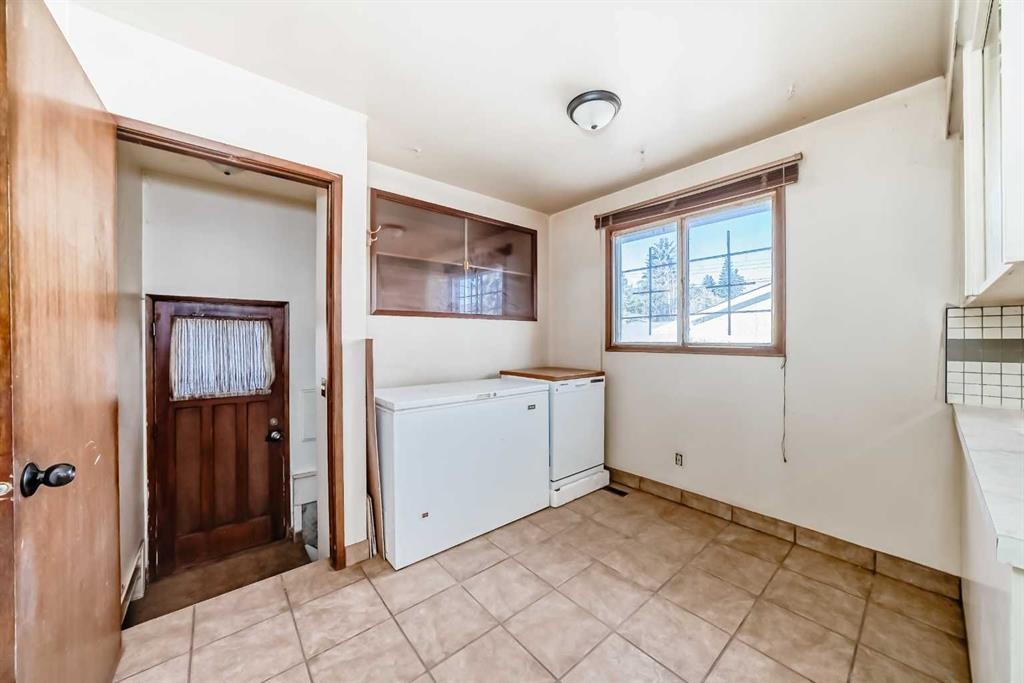 808 Avonlea Place Se, Calgary, AB - Indoor Photo Showing Laundry Room