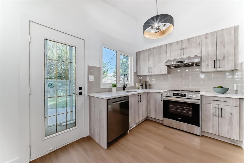 129 Glenpatrick Drive Sw, Calgary, AB - Indoor Photo Showing Kitchen With Upgraded Kitchen