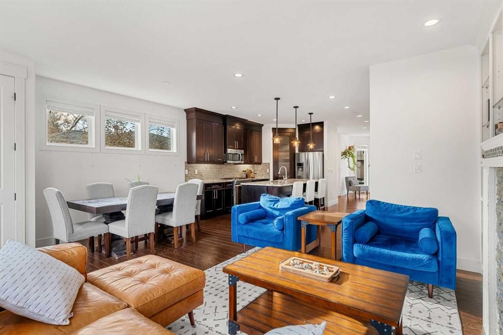 4530 20 Avenue Nw, Calgary, AB - Indoor Photo Showing Living Room