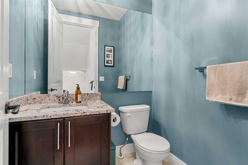 4530 20 Avenue Nw, Calgary, AB - Indoor Photo Showing Bathroom
