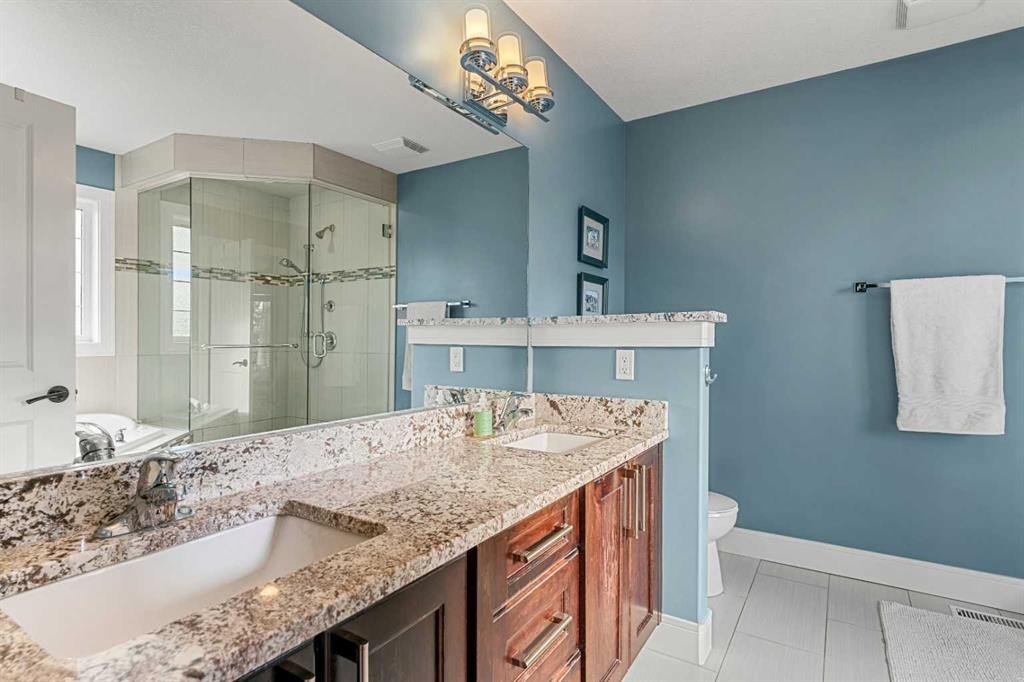 4530 20 Avenue Nw, Calgary, AB - Indoor Photo Showing Bathroom