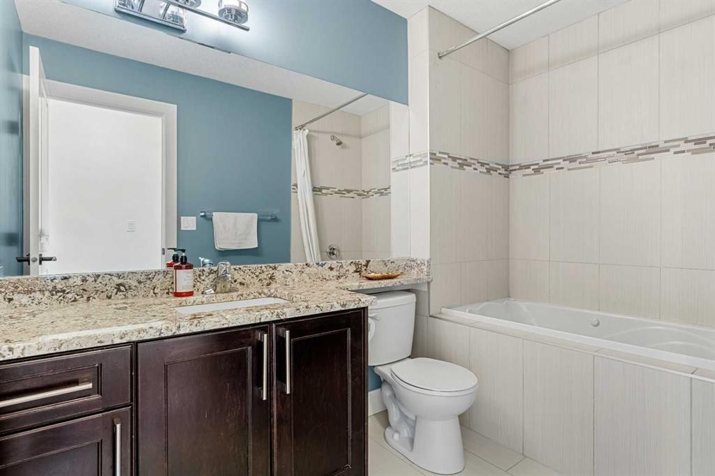 4530 20 Avenue Nw, Calgary, AB - Indoor Photo Showing Bathroom