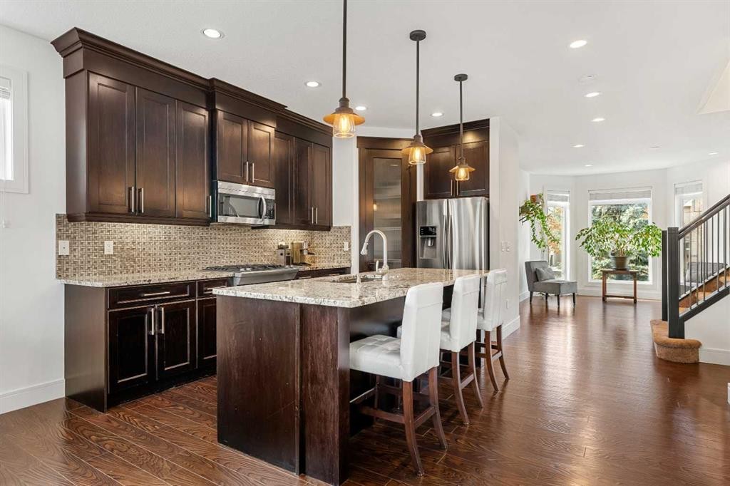 4530 20 Avenue Nw, Calgary, AB - Indoor Photo Showing Kitchen With Upgraded Kitchen