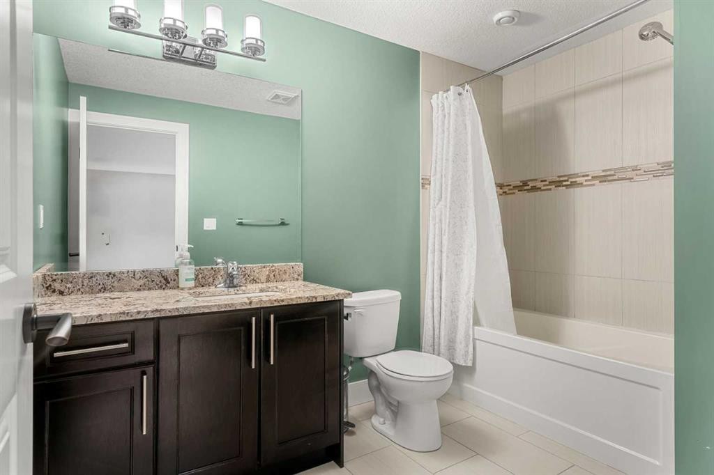 4530 20 Avenue Nw, Calgary, AB - Indoor Photo Showing Bathroom