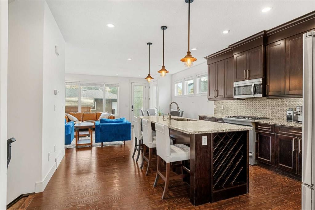 4530 20 Avenue Nw, Calgary, AB - Indoor Photo Showing Kitchen With Upgraded Kitchen