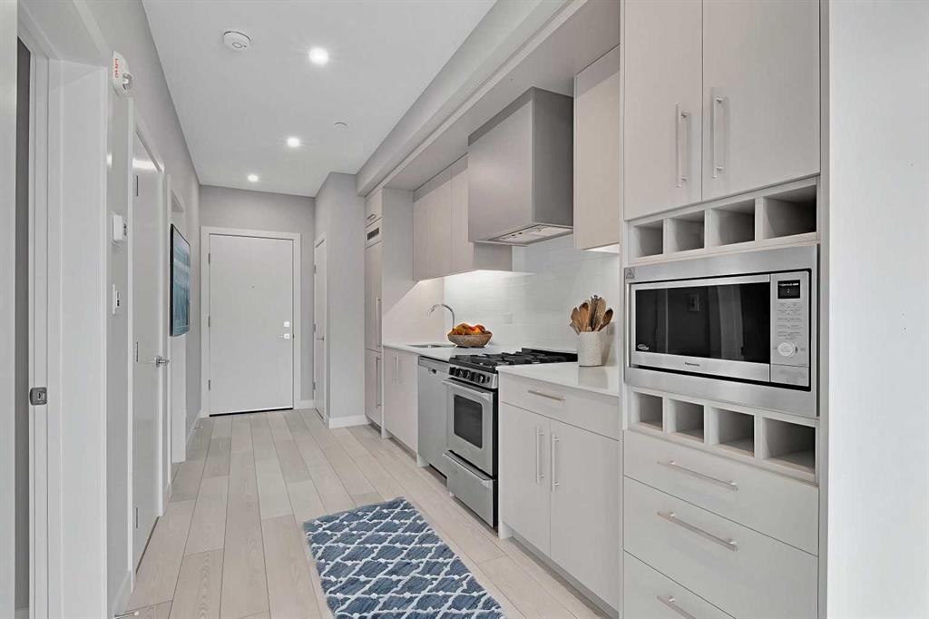 516-8230 Broadcast Avenue Sw, Calgary, AB - Indoor Photo Showing Kitchen With Upgraded Kitchen