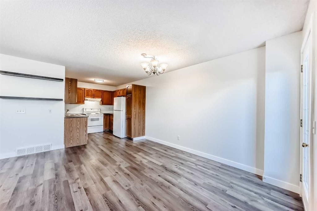 184 Mt Aberdeen Manor Se, Calgary, AB - Indoor Photo Showing Kitchen