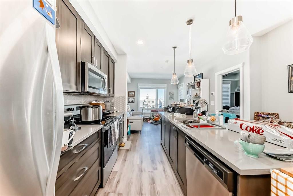 403-200 Shawnee Square Sw, Calgary, AB - Indoor Photo Showing Kitchen With Upgraded Kitchen