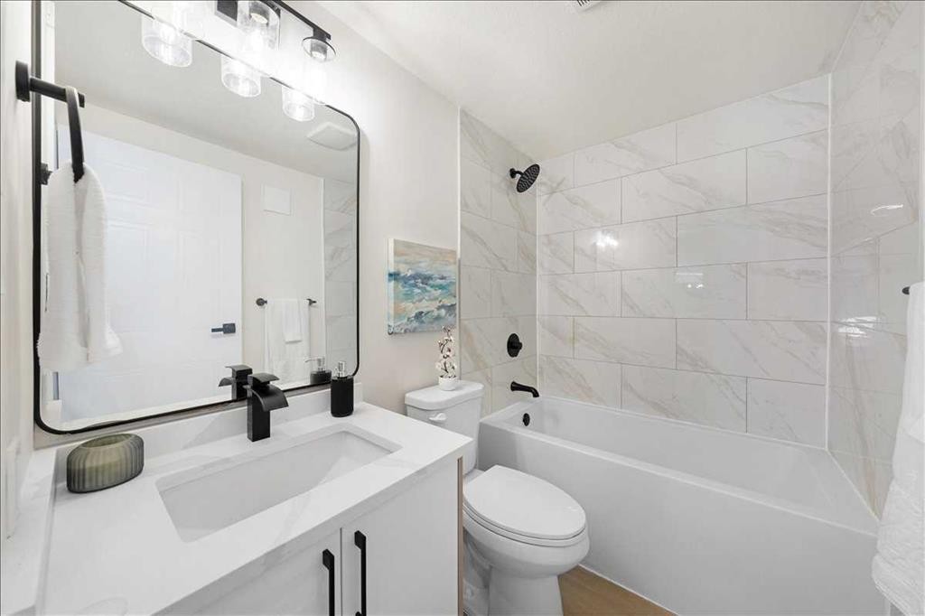 210 Erin Woods Circle Se, Calgary, AB - Indoor Photo Showing Bathroom