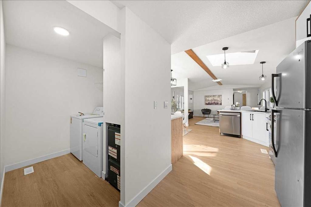 210 Erin Woods Circle Se, Calgary, AB - Indoor