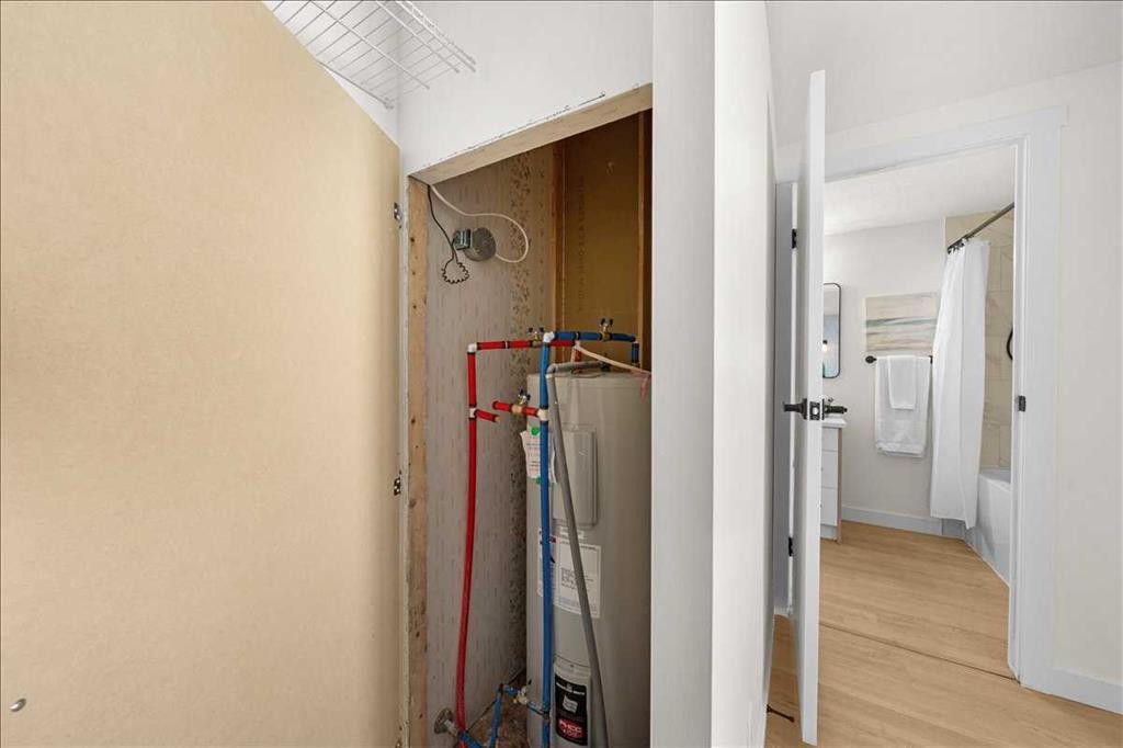 210 Erin Woods Circle Se, Calgary, AB - Indoor Photo Showing Other Room