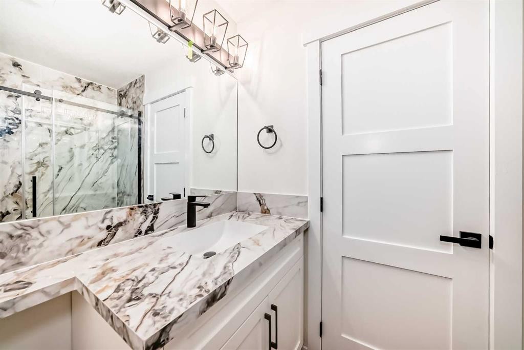 64 Woodstock Road Sw, Calgary, AB - Indoor Photo Showing Bathroom