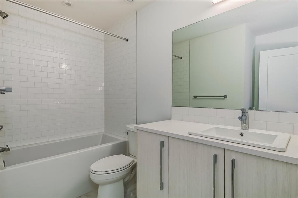 7654 202 Avenue Se, Calgary, AB - Indoor Photo Showing Bathroom