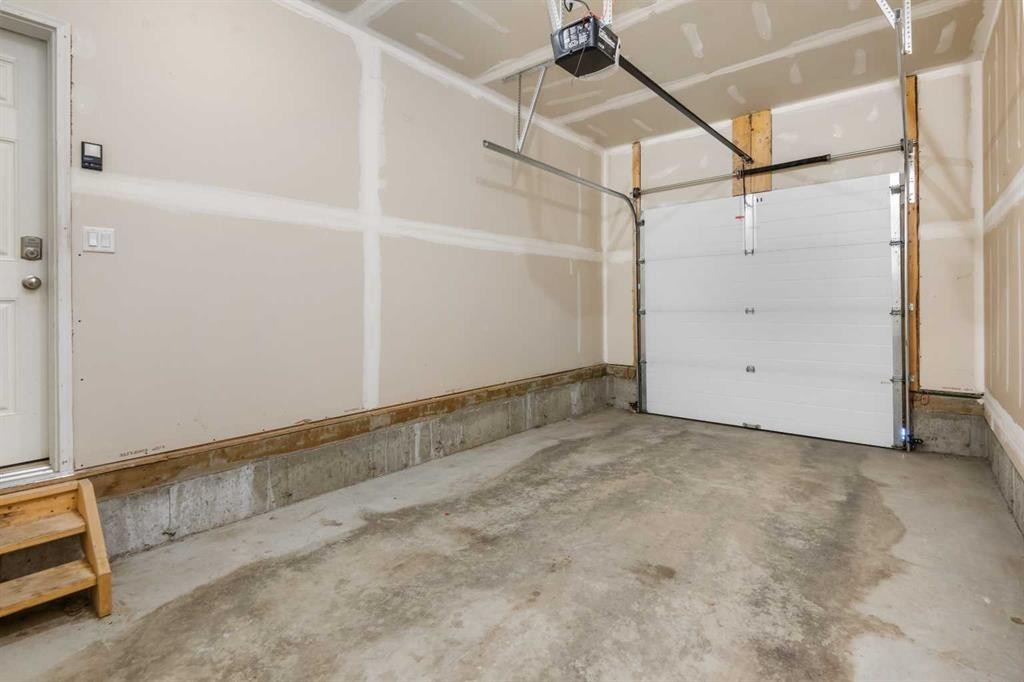 431 Quarry Villas Se, Calgary, AB - Indoor Photo Showing Garage