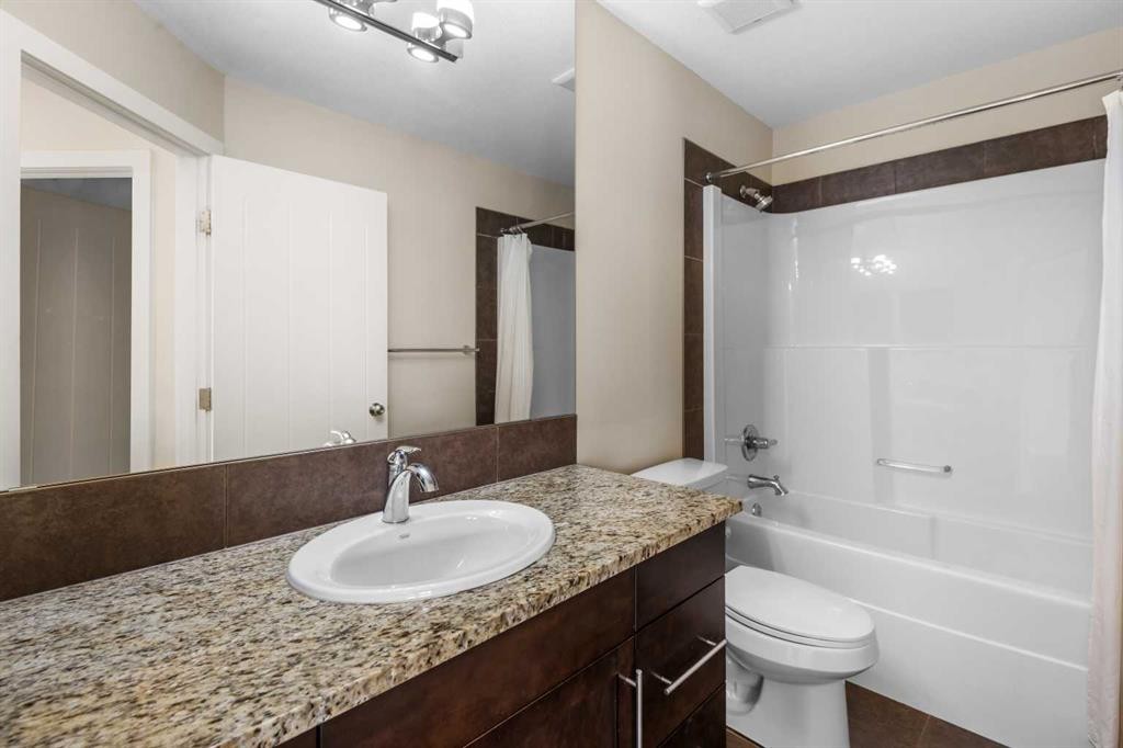 431 Quarry Villas Se, Calgary, AB - Indoor Photo Showing Bathroom