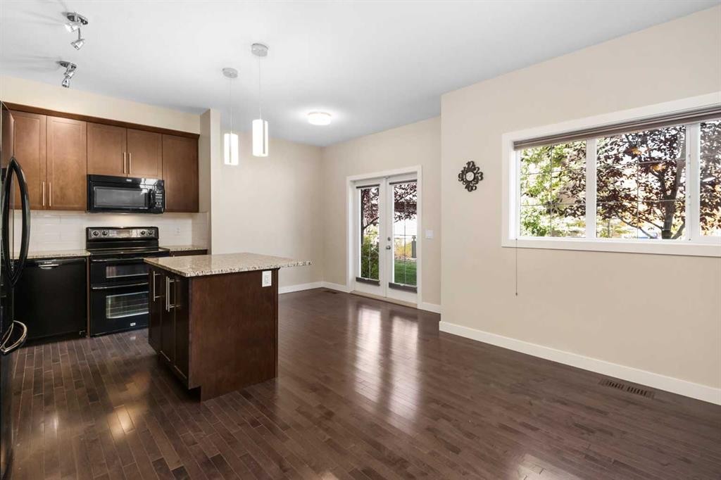 431 Quarry Villas Se, Calgary, AB - Indoor Photo Showing Kitchen