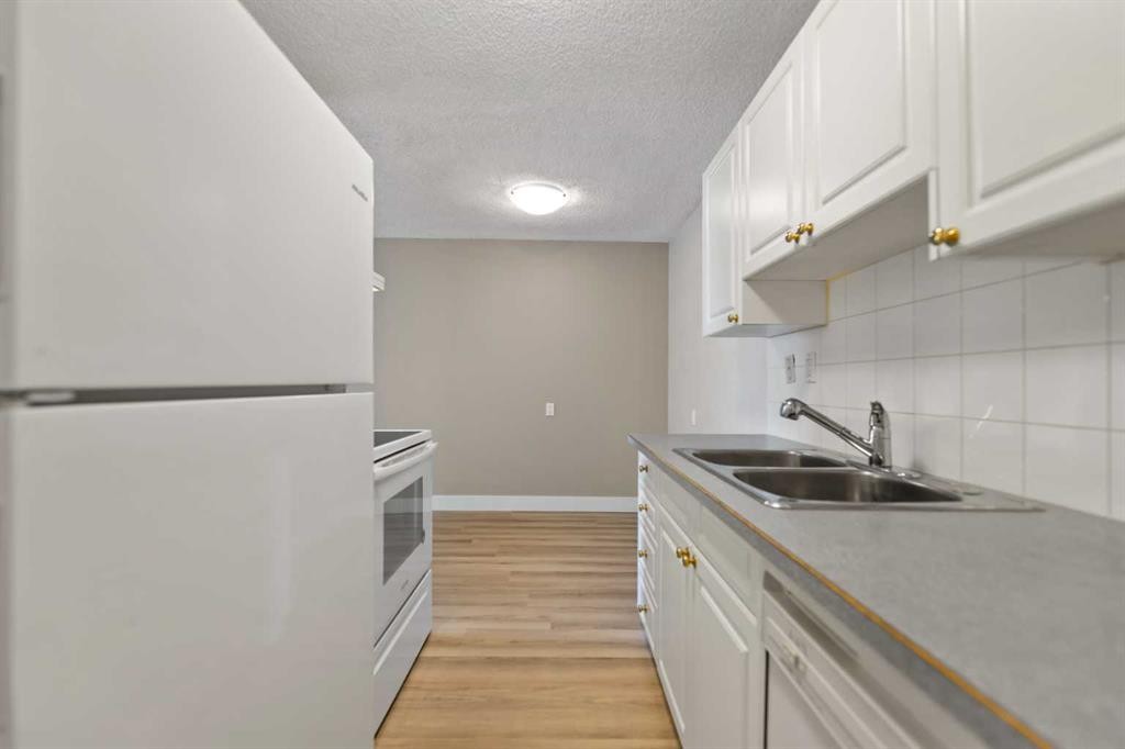 207-1335 12 Avenue Sw, Calgary, AB - Indoor Photo Showing Kitchen With Double Sink
