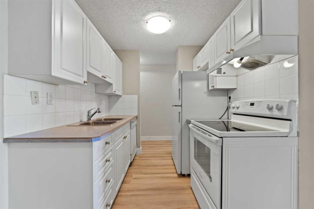 207-1335 12 Avenue Sw, Calgary, AB - Indoor Photo Showing Kitchen With Double Sink