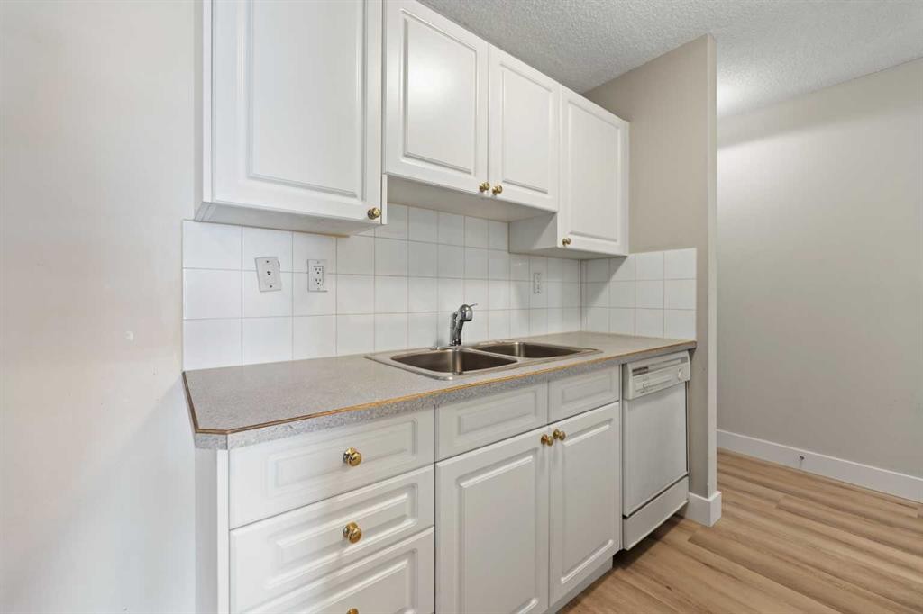 207-1335 12 Avenue Sw, Calgary, AB - Indoor Photo Showing Kitchen With Double Sink