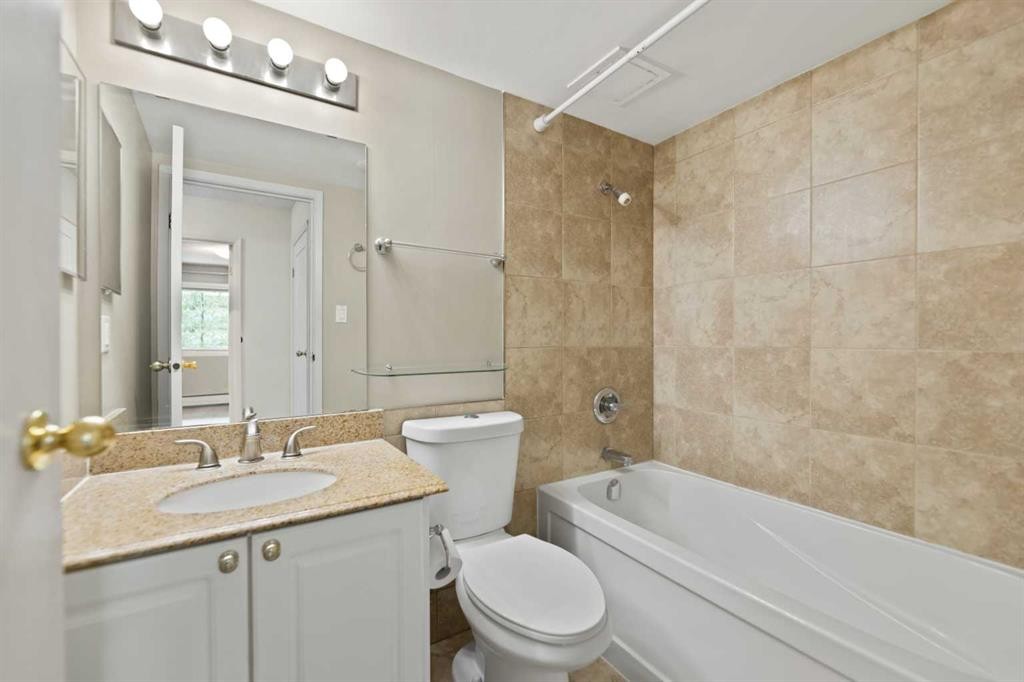 207-1335 12 Avenue Sw, Calgary, AB - Indoor Photo Showing Bathroom