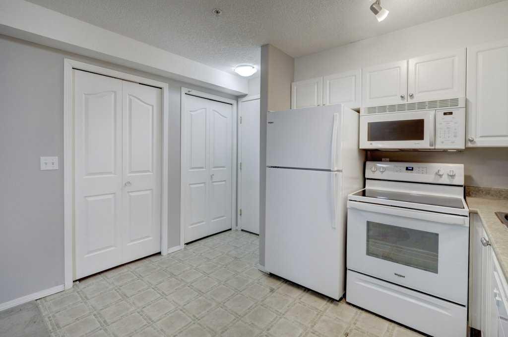 1209-2280 68 Street Ne, Calgary, AB - Indoor Photo Showing Kitchen