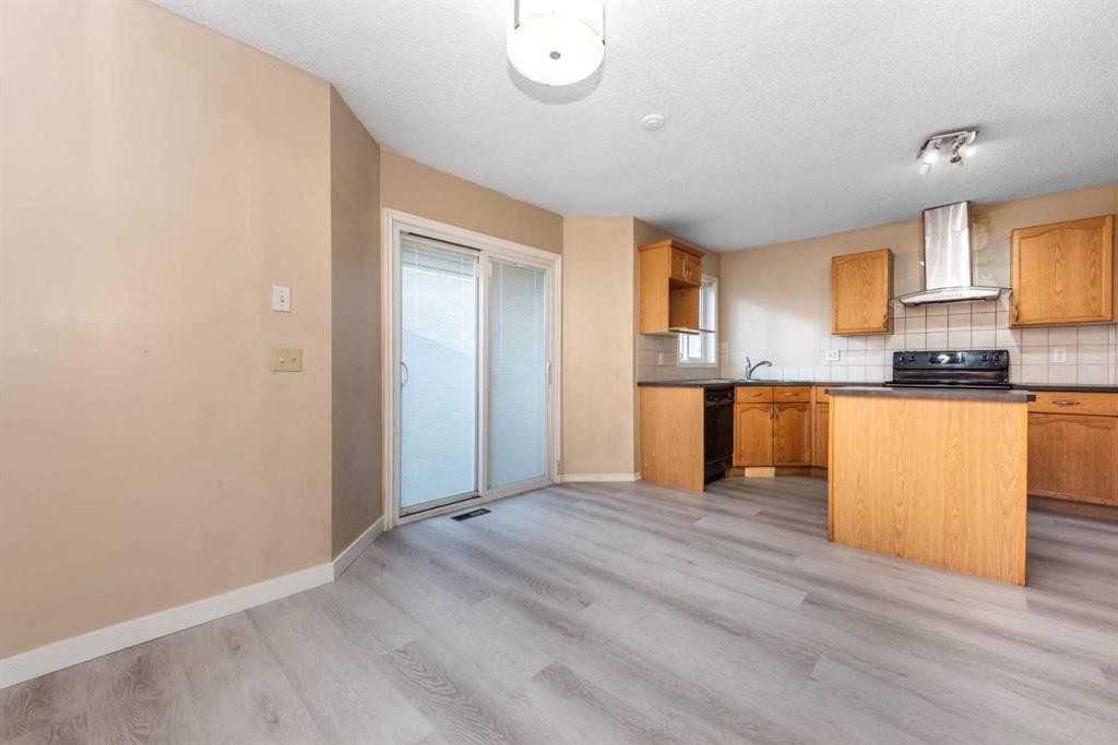 171 Tarawood Road Ne, Calgary, AB - Indoor Photo Showing Kitchen