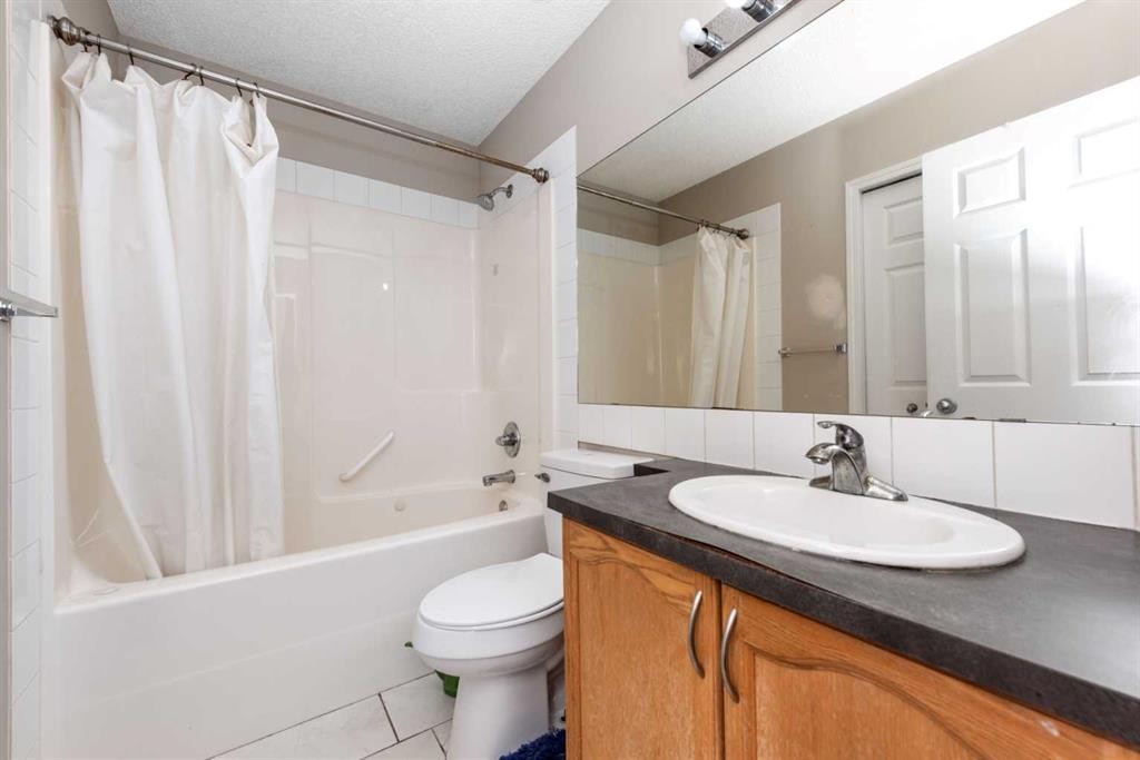 171 Tarawood Road Ne, Calgary, AB - Indoor Photo Showing Bathroom