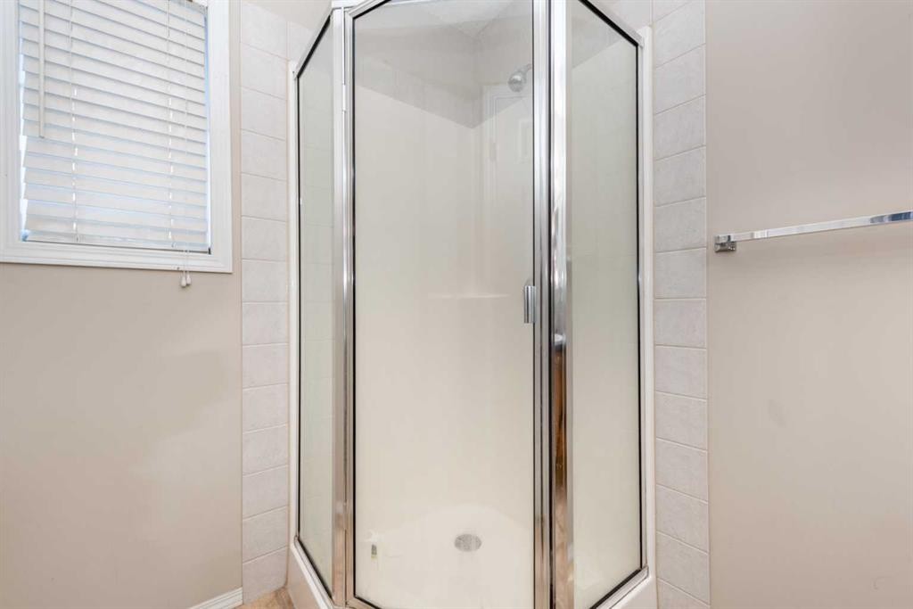 171 Tarawood Road Ne, Calgary, AB - Indoor Photo Showing Bathroom