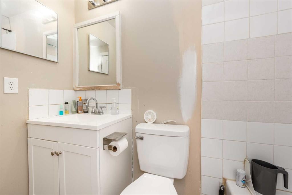 171 Tarawood Road Ne, Calgary, AB - Indoor Photo Showing Bathroom