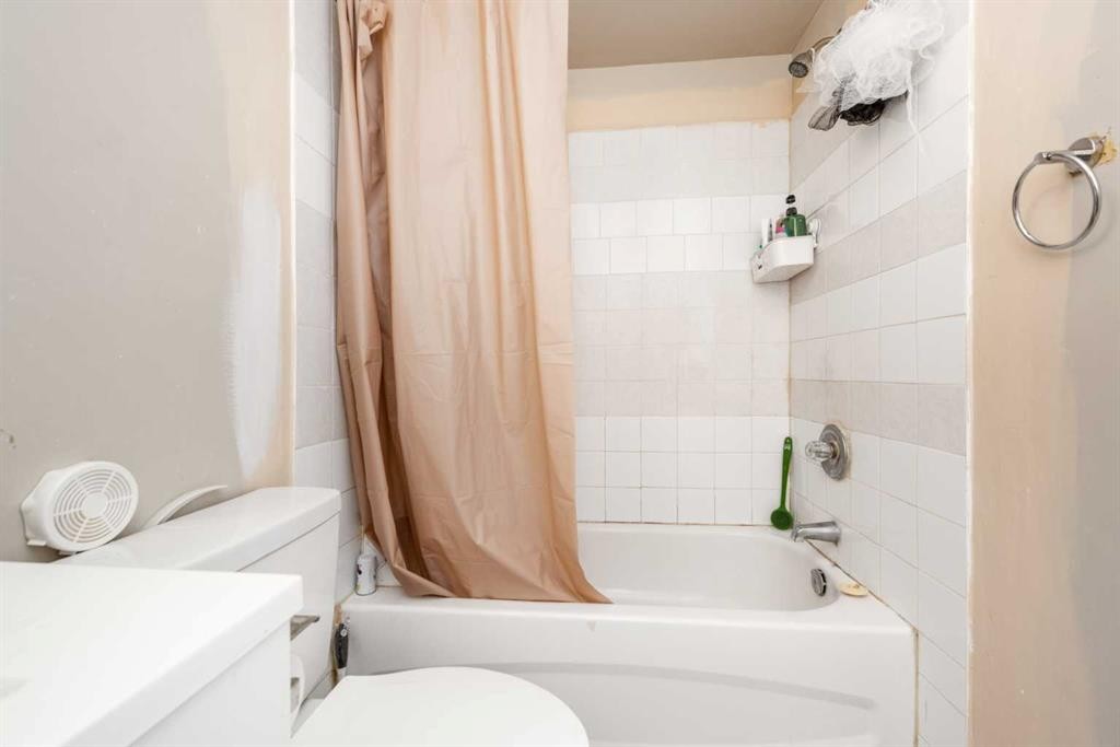 171 Tarawood Road Ne, Calgary, AB - Indoor Photo Showing Bathroom