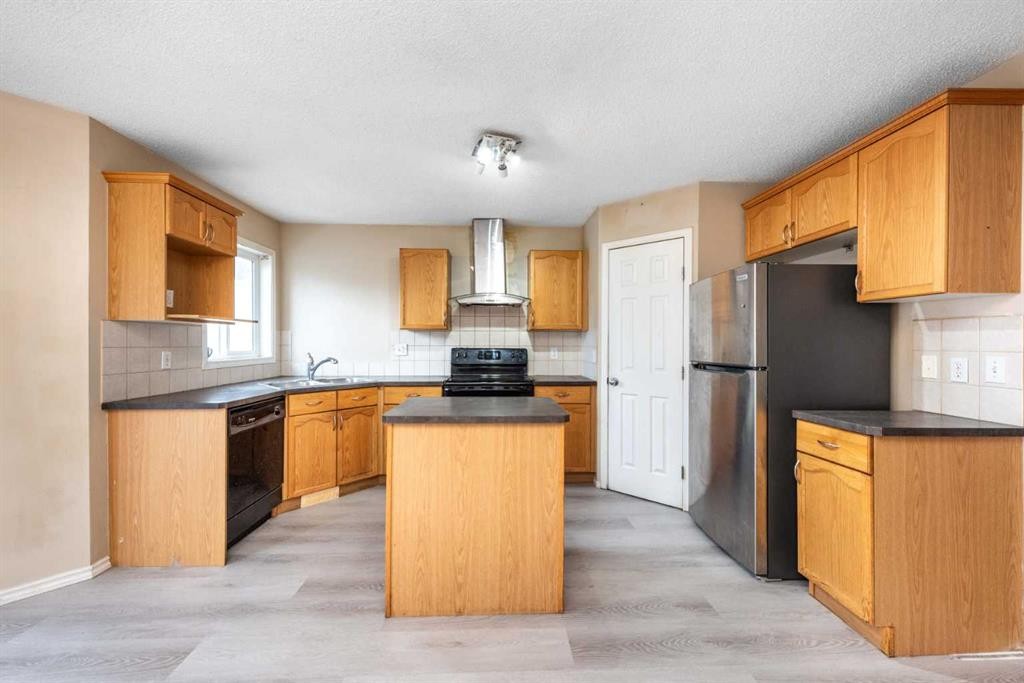 171 Tarawood Road Ne, Calgary, AB - Indoor Photo Showing Kitchen