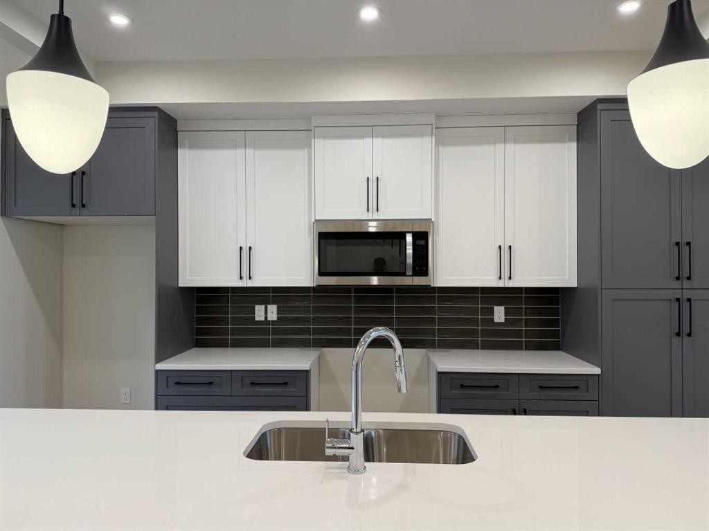 334 Sundown Road, Cochrane, AB - Indoor Photo Showing Kitchen