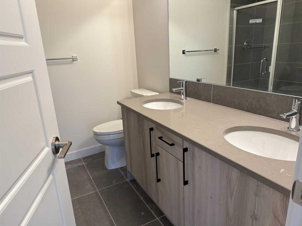 334 Sundown Road, Cochrane, AB - Indoor Photo Showing Bathroom