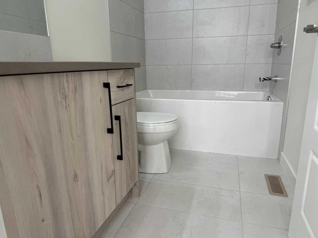 334 Sundown Road, Cochrane, AB - Indoor Photo Showing Bathroom