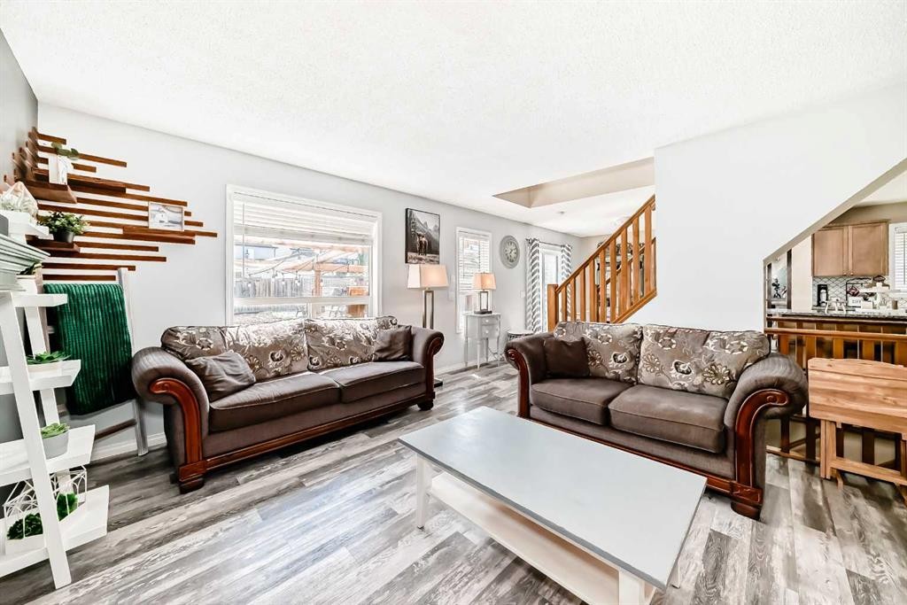 423 Morningside Way Sw, Airdrie, AB - Indoor Photo Showing Living Room