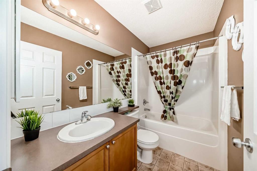 423 Morningside Way Sw, Airdrie, AB - Indoor Photo Showing Bathroom