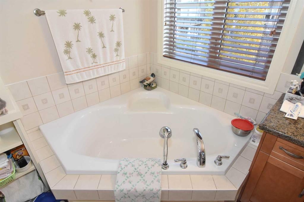 107 Panatella Close Nw, Calgary, AB - Indoor Photo Showing Bathroom